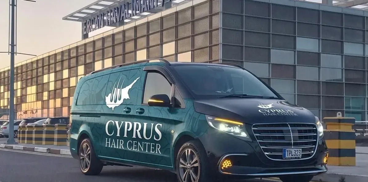 Der Mercedes Vito der Klinik wartet vor dem Flughafen Ercan