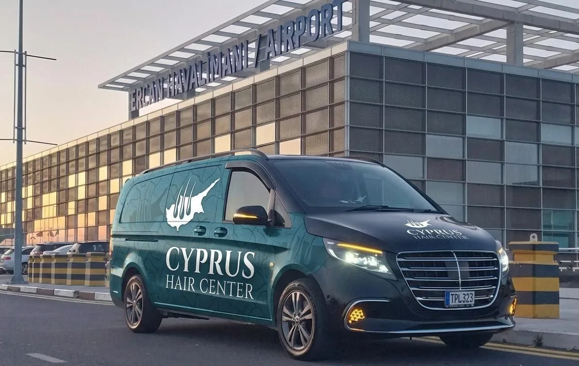 ה-Mercedes Vito של המרפאה ממתין בנמל התעופה ארג'אן